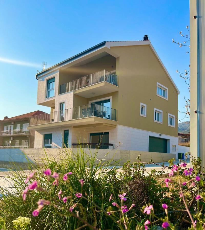 Vila Zrina - Apartmani โตรกีร์ ภายนอก รูปภาพ