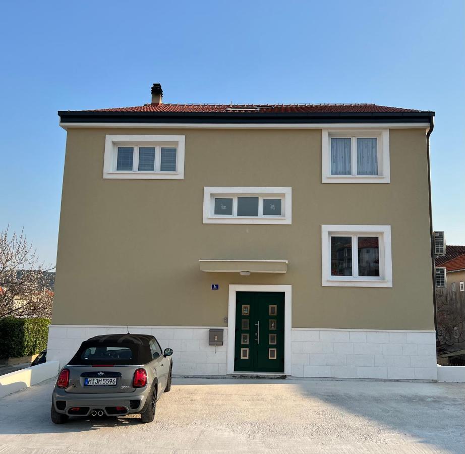 Vila Zrina - Apartmani โตรกีร์ ภายนอก รูปภาพ