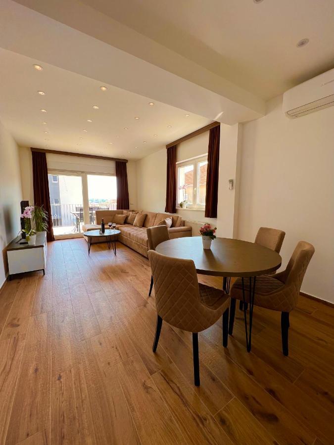 Vila Zrina - Apartmani โตรกีร์ ภายนอก รูปภาพ