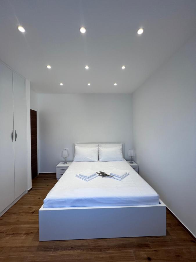 Vila Zrina - Apartmani โตรกีร์ ภายนอก รูปภาพ