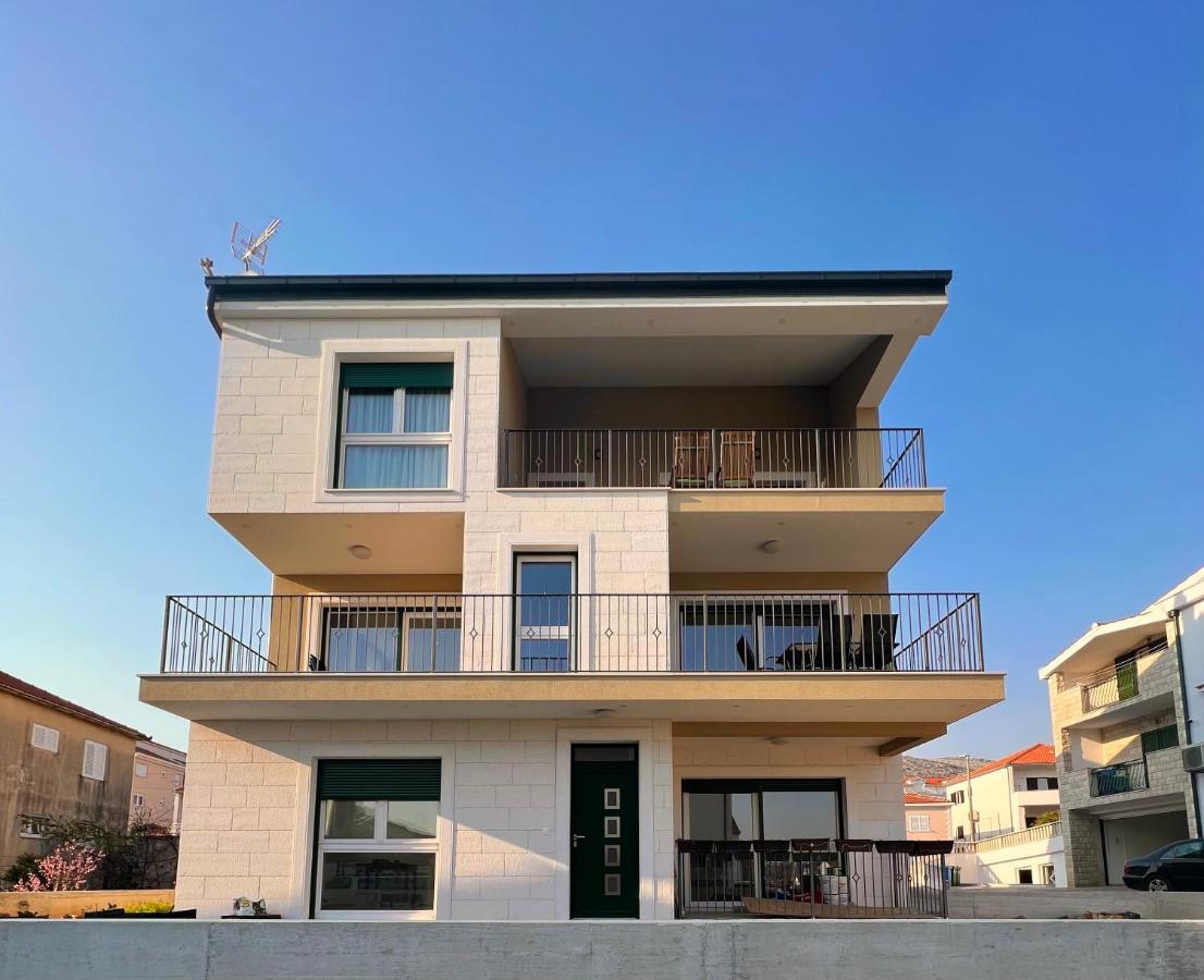 Vila Zrina - Apartmani โตรกีร์ ภายนอก รูปภาพ
