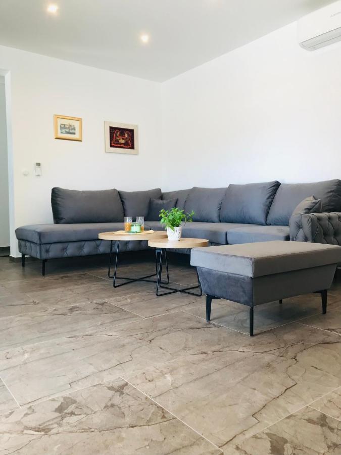 Vila Zrina - Apartmani โตรกีร์ ภายนอก รูปภาพ