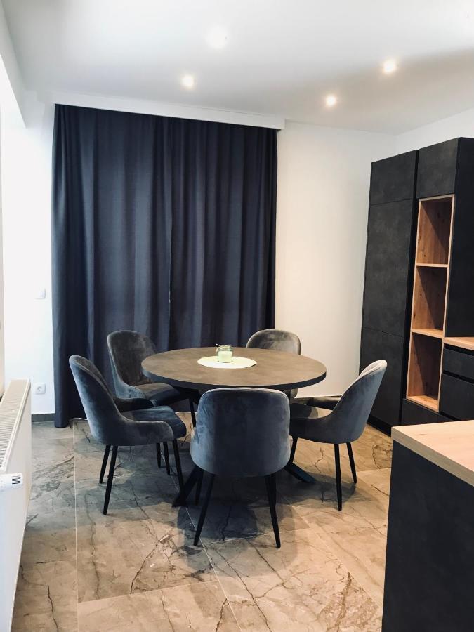 Vila Zrina - Apartmani โตรกีร์ ภายนอก รูปภาพ