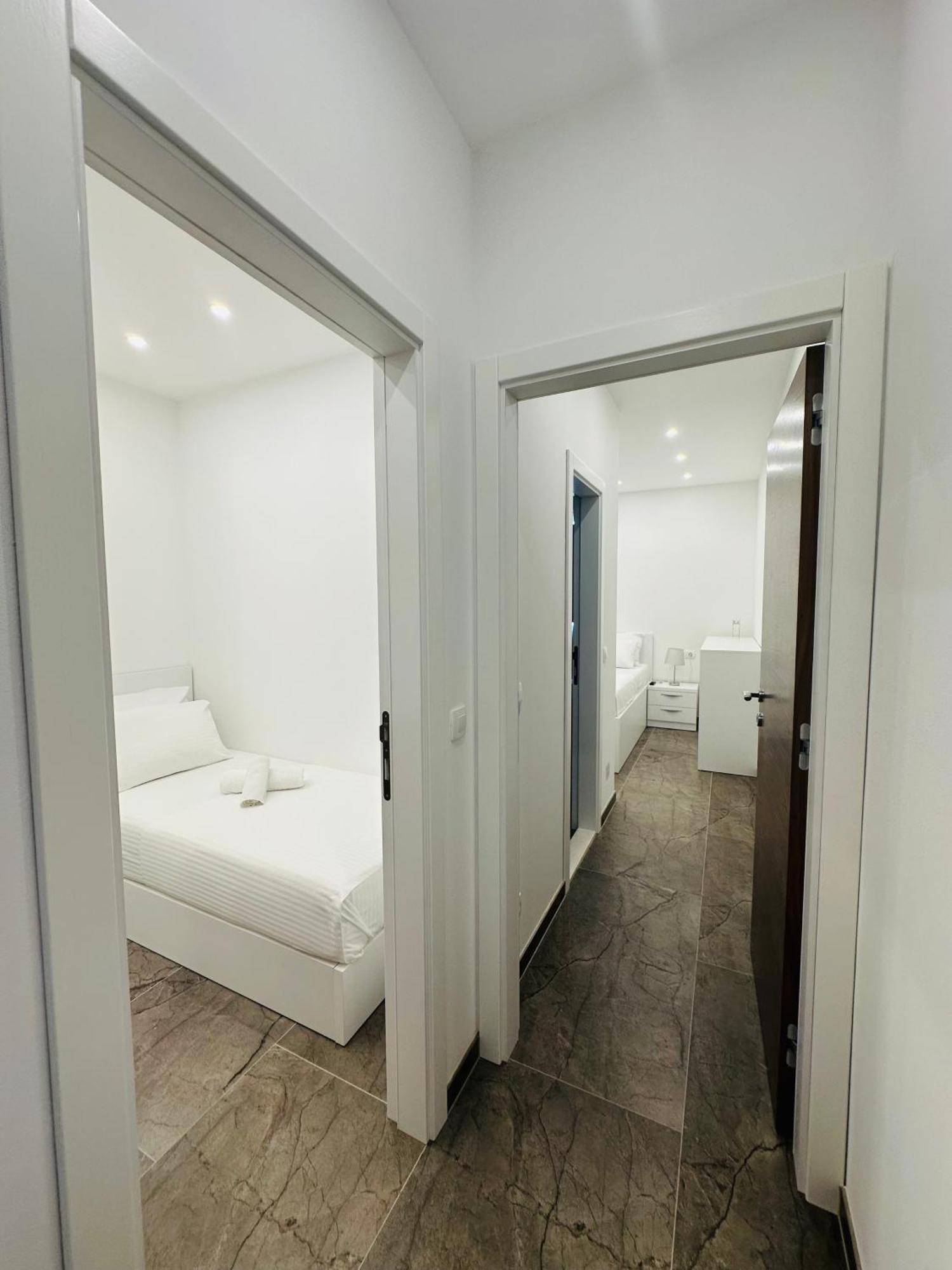 Vila Zrina - Apartmani โตรกีร์ ภายนอก รูปภาพ