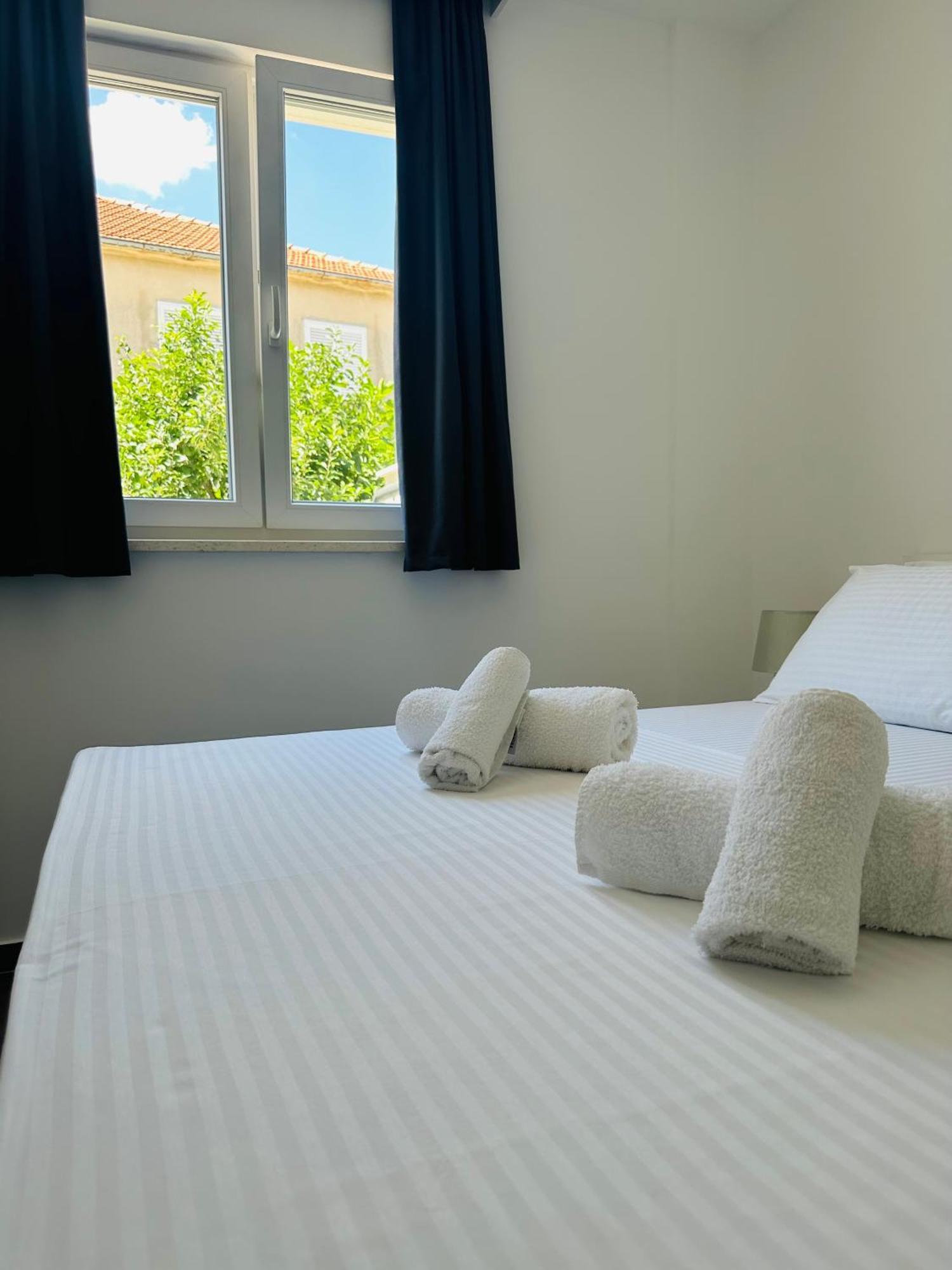 Vila Zrina - Apartmani โตรกีร์ ภายนอก รูปภาพ