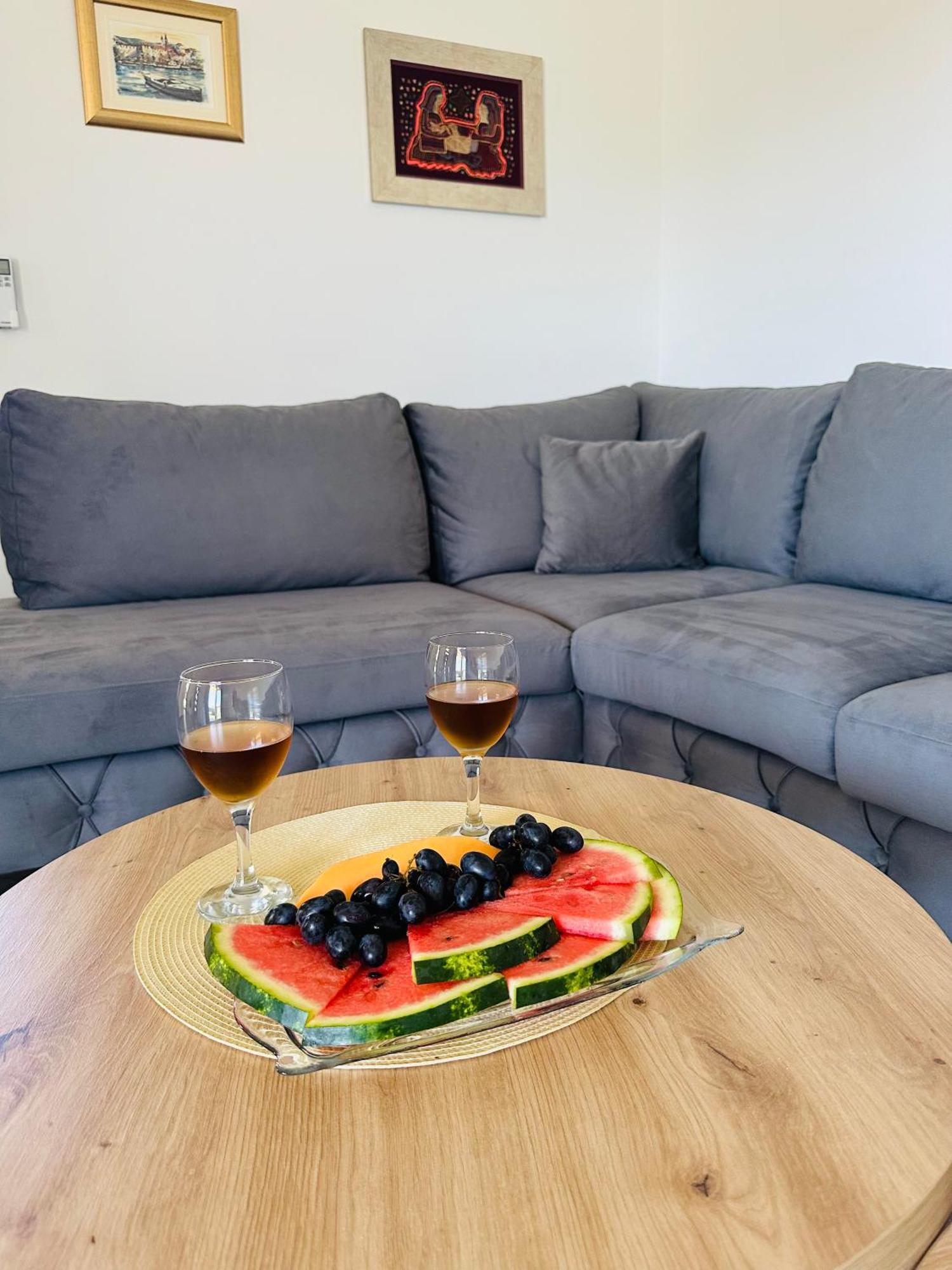 Vila Zrina - Apartmani โตรกีร์ ภายนอก รูปภาพ