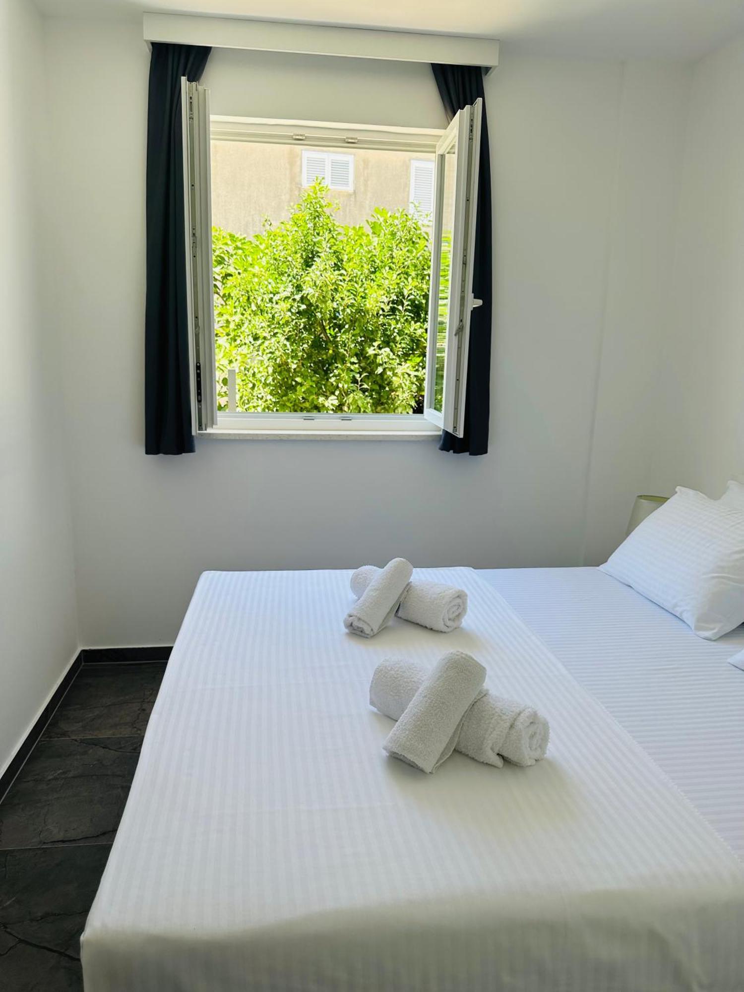 Vila Zrina - Apartmani โตรกีร์ ภายนอก รูปภาพ