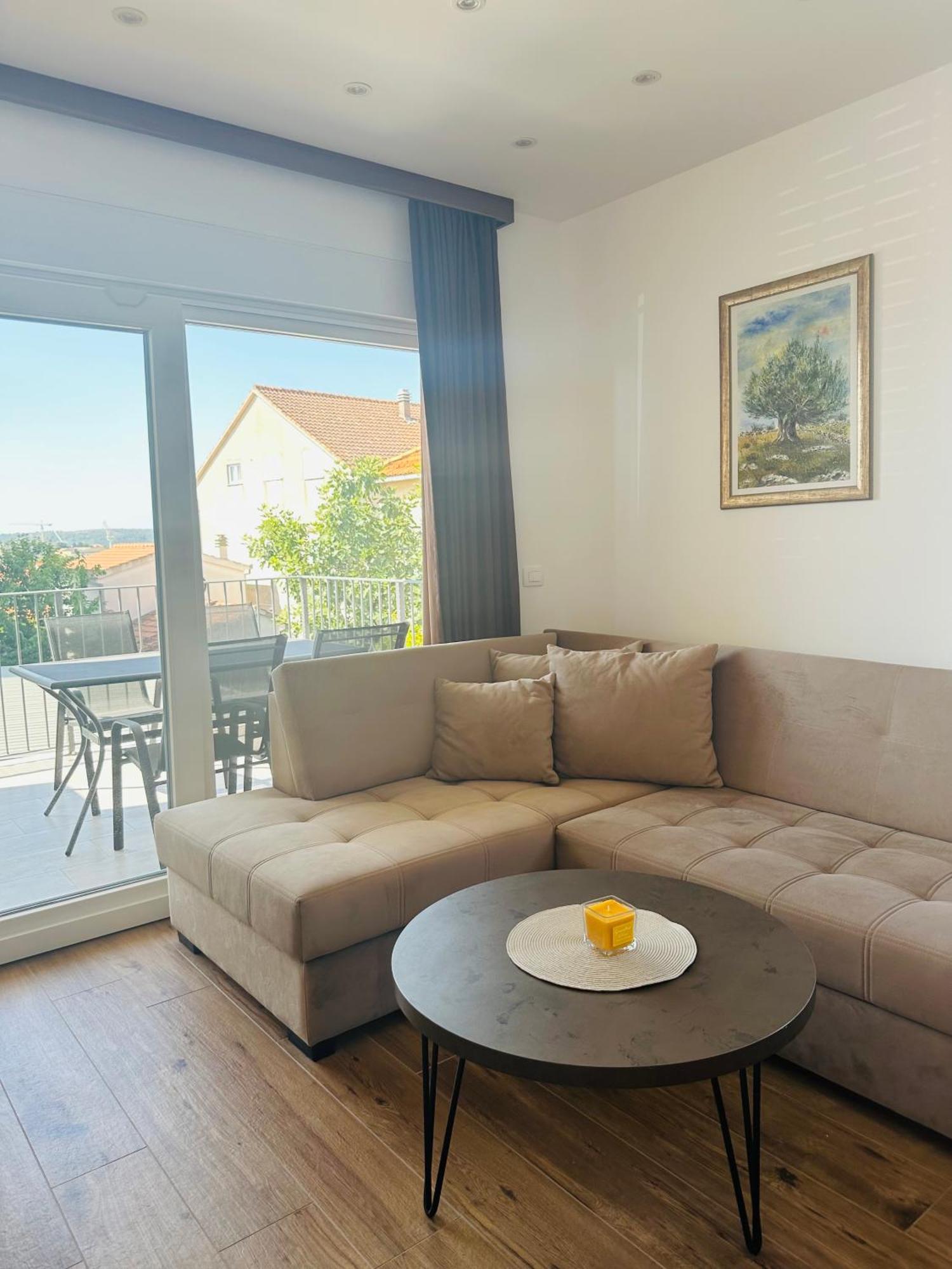 Vila Zrina - Apartmani โตรกีร์ ภายนอก รูปภาพ